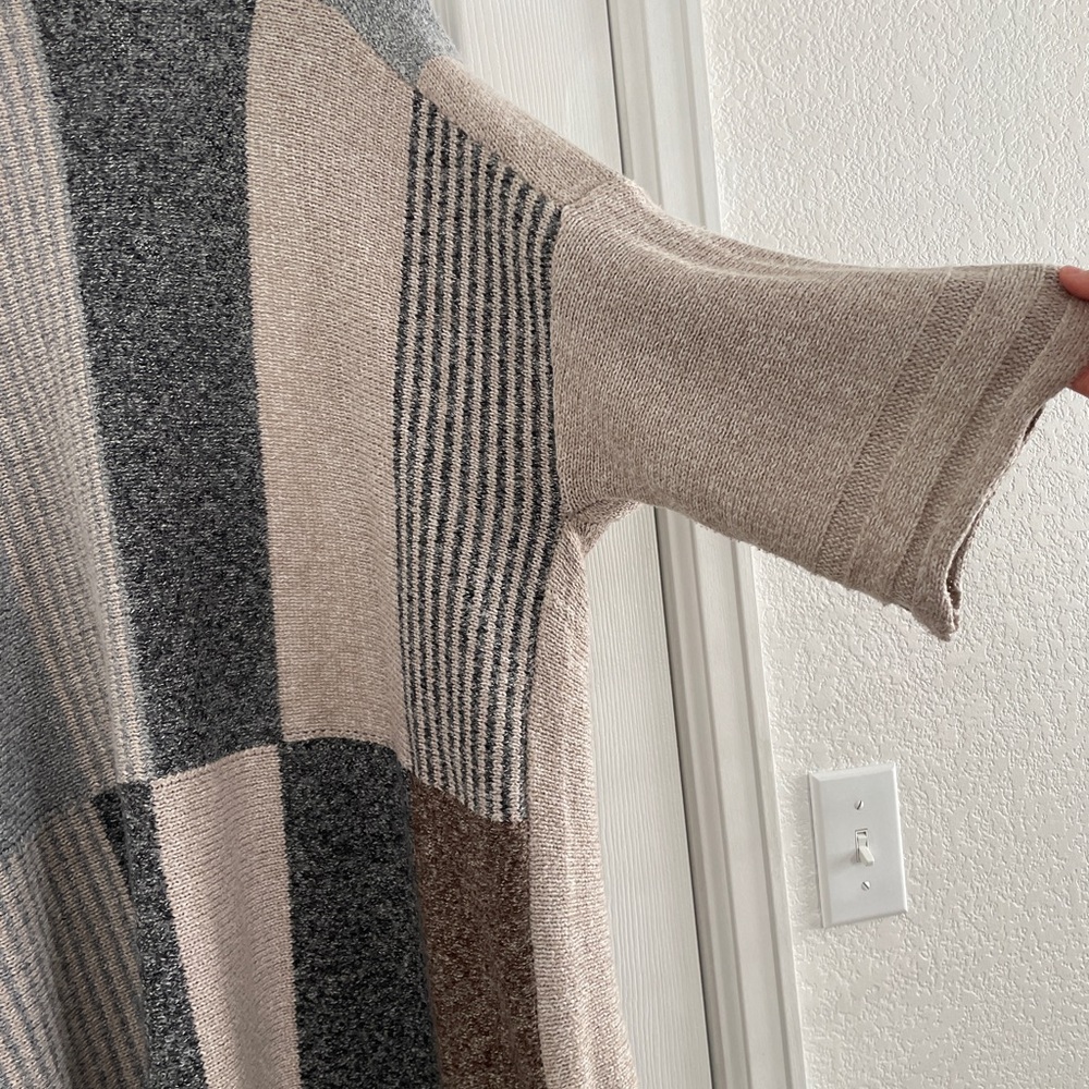 Love Riche Gray and Cream Fringe Poncho - Picture 9 of 12